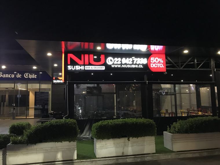 Gráfica iluminada y letreros de fachada para NIU Sushi