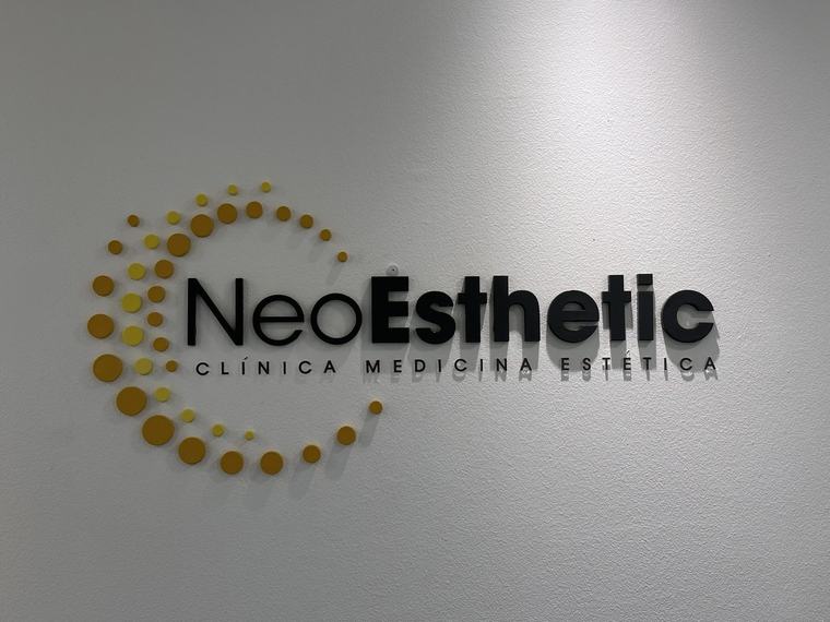 Letras corpóreas e identidad aplicada al local para NeoEsthetic